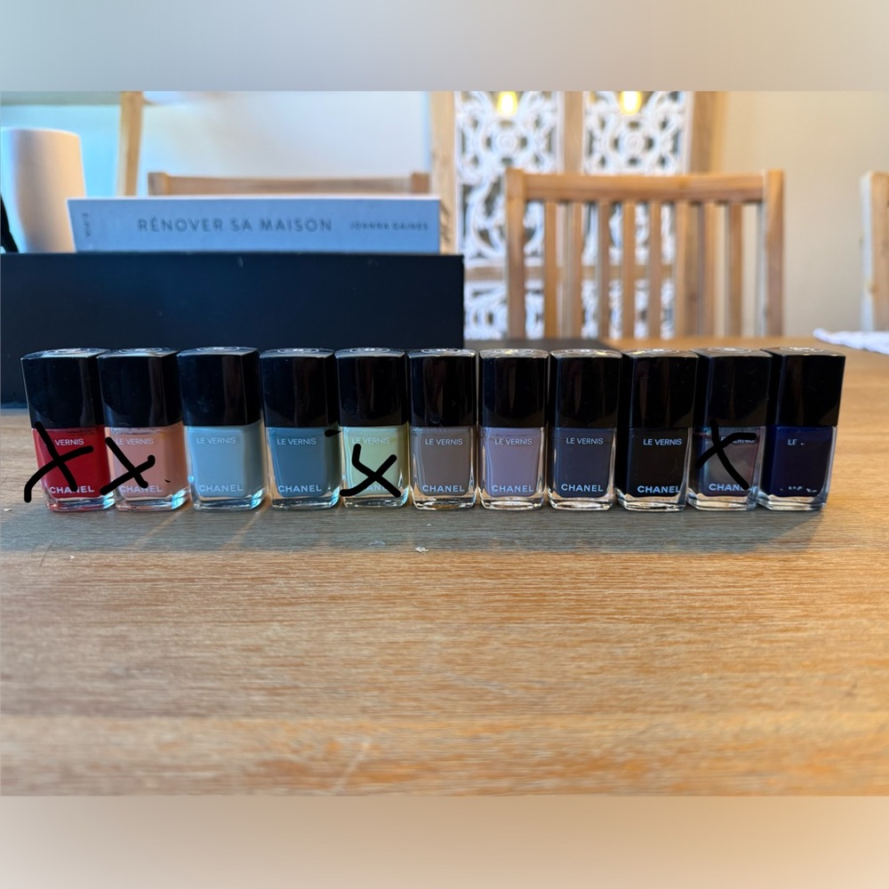 CHANEL Le Vernis Nail Polish Collection - Diverse Hues